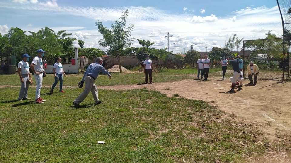 claudioefermin's tweet photo. Con activistas de Soluciones para Venezuela, promoviendo el deporte en el barrio Juan Pablo II en #Barinas. Comprometidos con la juventud y con la familia deportiva #EstoTieneSolución https://t.co/BiewZNAiPC