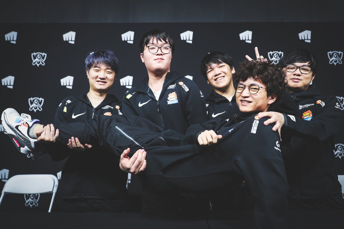 lolesports's tweet photo. ✌️ https://t.co/nbwvOLvVrO