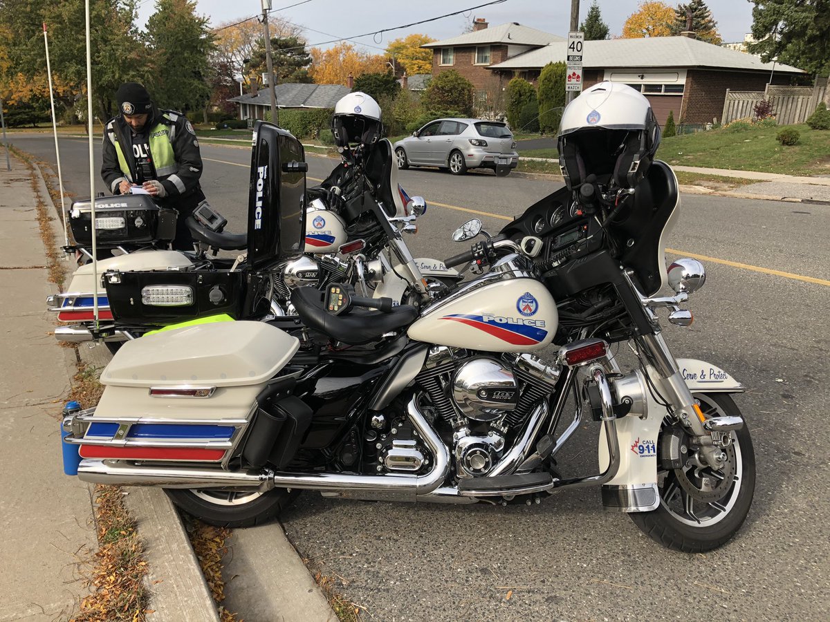 TrafficServices's tweet photo. It’s a rest day for some, but not for all. #VisionZero enforcement in @TPS41Div today with @TPSMotorSquad #HM30. #slowdown and we all get home safely. ^jk @TPScott_baptist @TPSOperations @TDotCop https://t.co/OjKIwfYiZl