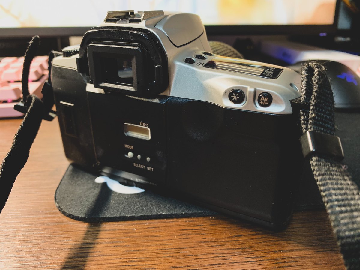 Sorqニチャァ マッマが昔持ってたeos Kiss 出てきた フィルムカメラ 電池ないから何も出来ないけど電池入れて フィルム買えば撮れるっぽい Sorqニチャァ マッマが昔持ってたeos Kiss 出てきた フィルムカメラ 電池ないから何も出来ないけど電池入れて フィルム買えば撮れるっぽい