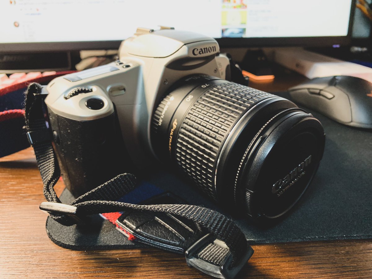 Sorqニチャァ マッマが昔持ってたeos Kiss 出てきた フィルムカメラ 電池ないから何も出来ないけど電池入れて フィルム買えば撮れるっぽい Sorqニチャァ マッマが昔持ってたeos Kiss 出てきた フィルムカメラ 電池ないから何も出来ないけど電池入れて フィルム買えば撮れるっぽい
