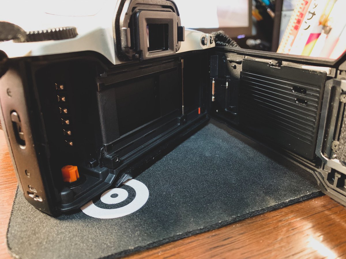 Sorqニチャァ マッマが昔持ってたeos Kiss 出てきた フィルムカメラ 電池ないから何も出来ないけど電池入れて フィルム買えば撮れるっぽい Sorqニチャァ マッマが昔持ってたeos Kiss 出てきた フィルムカメラ 電池ないから何も出来ないけど電池入れて フィルム買えば撮れるっぽい