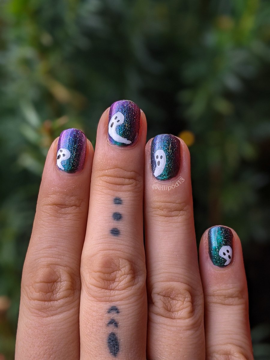 ellipod13's tweet photo. I've been seeing a lot of these ghost manicures lately so I thought I'd try it out for the #holotacoholoween2020 challenge ๐ป #holotaco #multichromes #spoopyseason https://t.co/3qF2Iqqqq3