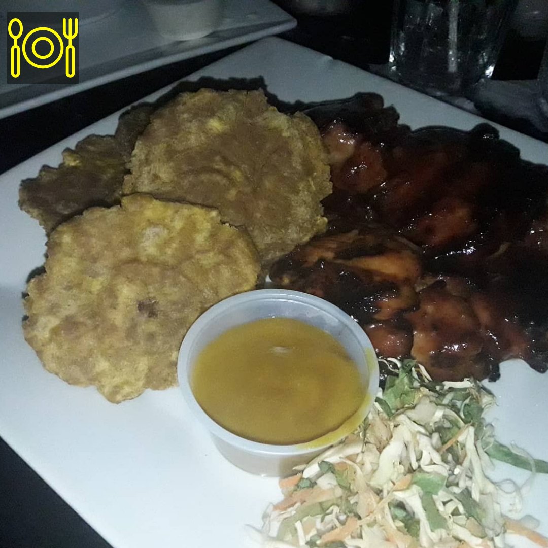 Ossie_Gee's tweet photo. Braised oxtail, jerk chicken and green plaintain of course served with ceasar salad. Macua's at its best. Ratings: 8 out of 10. Full details in  my Instagram...#CulinaryCorner #foodblogger https://t.co/gzozlEtmCz