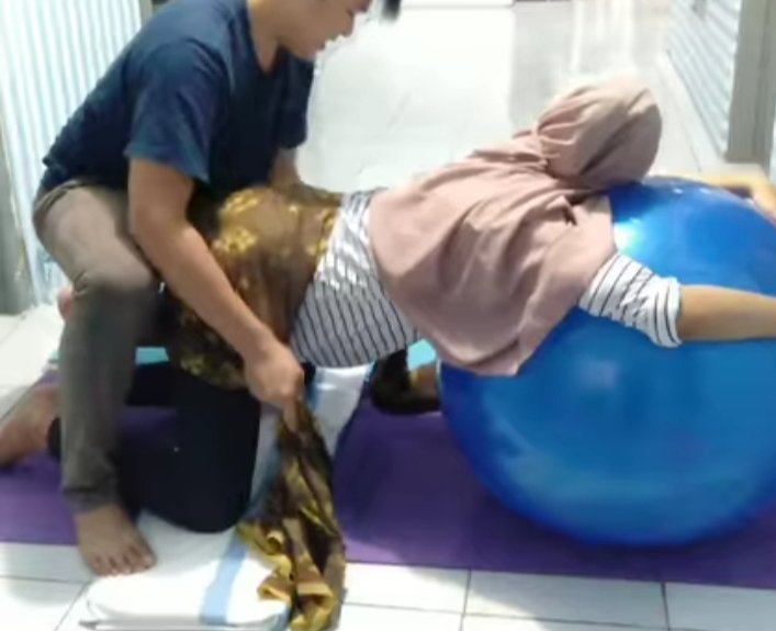 Dady96648628's tweet photo. Asik dong jadi tukang pijit emak emak https://t.co/L1G0ggE1tI