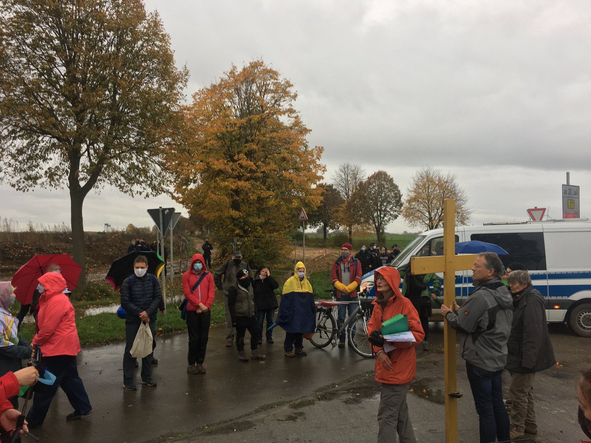 We are unstoppable! ⁦<a href="/Kirche_an_Kante/">KirchenImDorfLassen</a>⁩ hat sich die #L277 trotz Absperrungen der <a href="/polizei_nrw/">Polizei NRW</a> zurückgeholt! Wir kommen wieder bis #AlleeBäumeBleiben #AlleDoerferBleiben