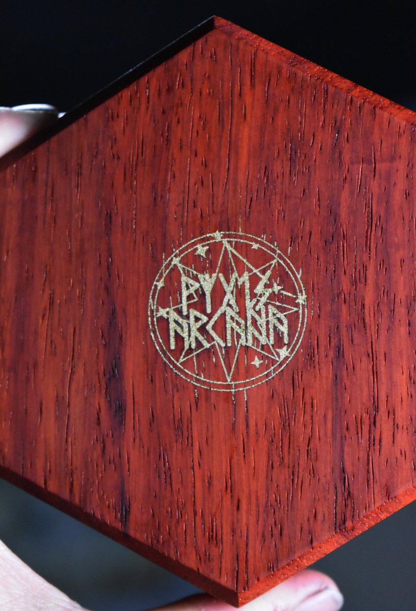 HexbladesPurse's tweet image. Oh you know, just doing engraving and inlay tests with our logo 😇 #boxmagic