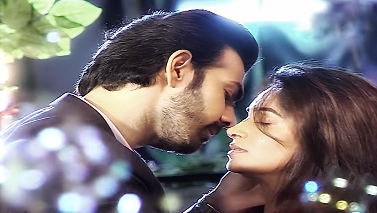 They are so in love with each other..  #KahaanHumKahaanTum   #Ronakshi