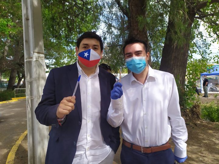 CamiloEscobar_O's tweet photo. Junto a mi amigo y Diputado @camilomoran participando de esta gran votación histórica para nuestros país, alegría por ver tanta participación de forma pacífica y democrática. #PlebiscitoChile #Democracia https://t.co/WPsTYm5RCs