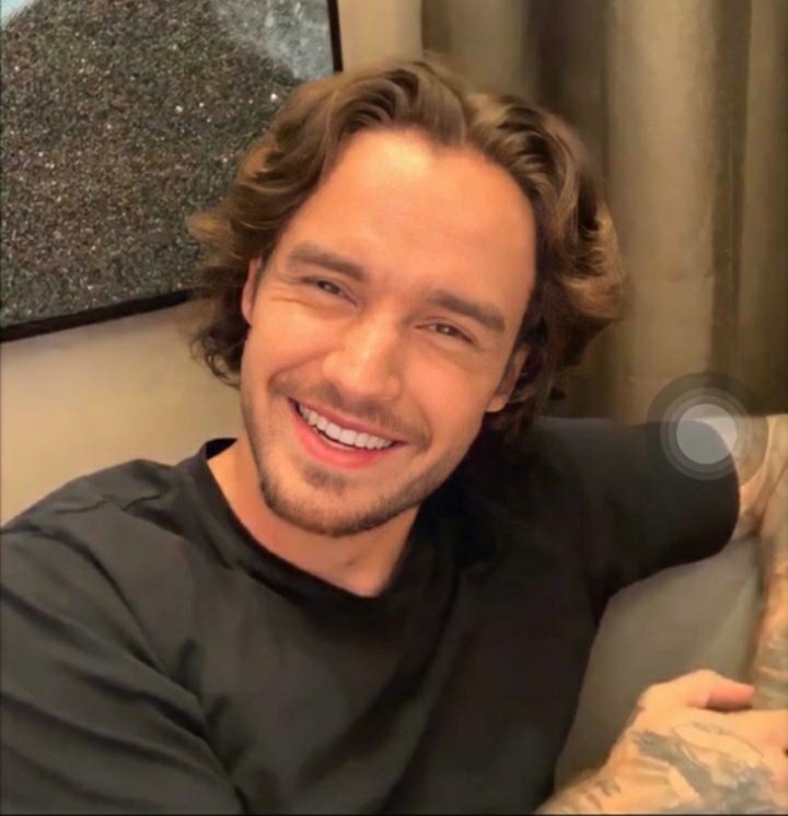 pridelouiss's tweet photo. Eu vejo todo mundo falando do cabelo do Harry que uma hora tá grande, uma hora tá curto e os caralha4. Mas eu não vejo >ninguém< falando do cabelo do liam, tá perfeito véi pfv https://t.co/oV1sWGdIYM