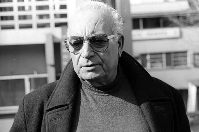 “Benim politikam sanatımdan ayrılmaz. 
Halka kim zulmediyorsa, etmişse, halkı kim eziyor, ezmişse, onu kim sömürmüş, sömürüyorsa, feodalite mi, burjuvazi mi... 
Halkın mutluluğunun önüne kim geçiyorsa ben sanatımla ve bütün hayatımla onun karşısındayım.”

| Yaşar Kemal |