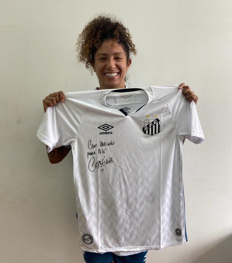 As homenagens do @Pele continuam! Thaisinha Duarte e Cristiane Rozeira mandam suas camisas dedicadas ao Pelé. As jogadoras do @santosfc se juntam para festejar o Rei 🤴🏿 #Pelegacy #PelegacyJerseyExchange