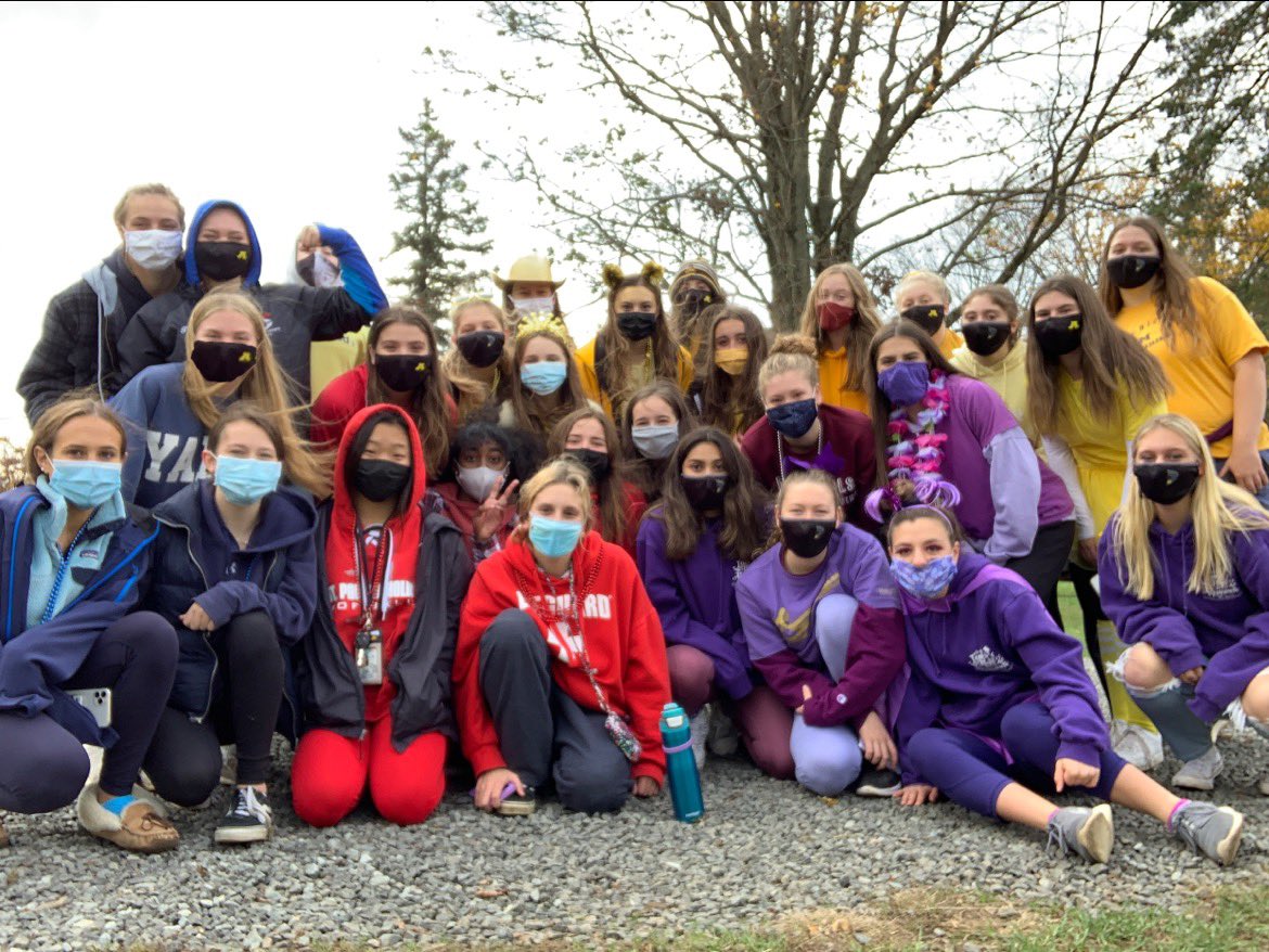 AmityGSD's tweet photo. Thank you Treat Farm for a fun morning after practice! #sundaysarefortheteam #bewareofflyingcorn 🌽🌽 https://t.co/d68WrFOrDn