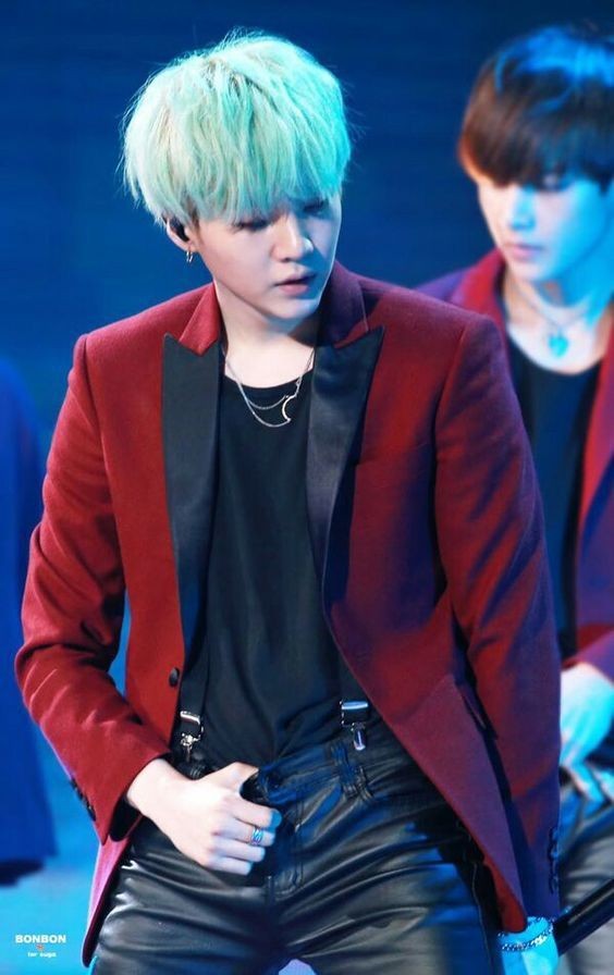 Yoongi with mint hair a thread;