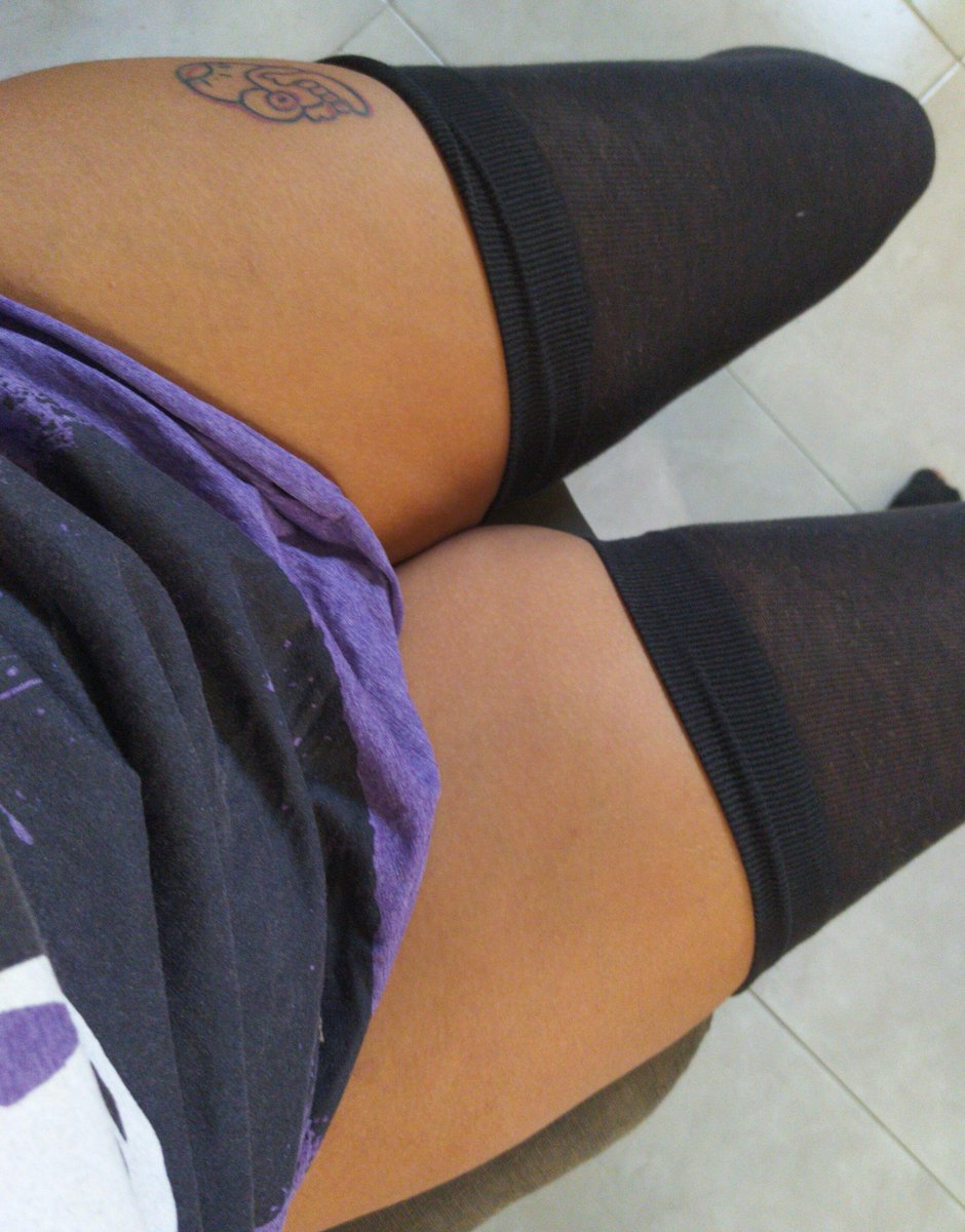encueratriz_vio's tweet photo. Aquí está tu cama, miamor. 
¿Quieres verme abierta de piernas solo para ti, sioké? 🔥 

#thighs #muslos #piernas #thicc #horny https://t.co/LmQrHISgvS