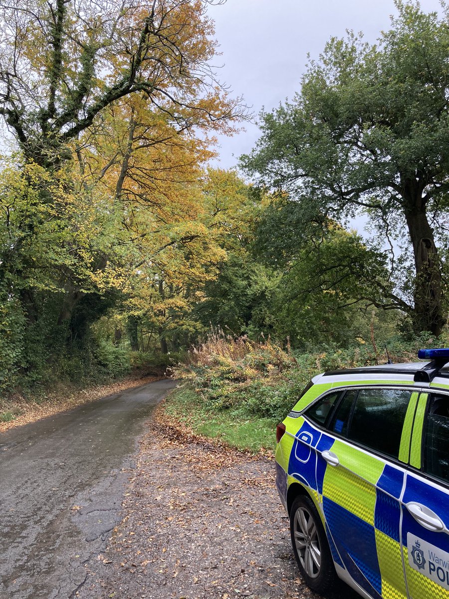WarwickCops's tweet photo. Stomping the leaves around local tourist spots... Please be mindful of parking on narrow country lanes near Packwood house and Baddesley Clinton. #bemindful #emergencyaccess #Autumnleaves ^1772 https://t.co/j1tuHtXAgi