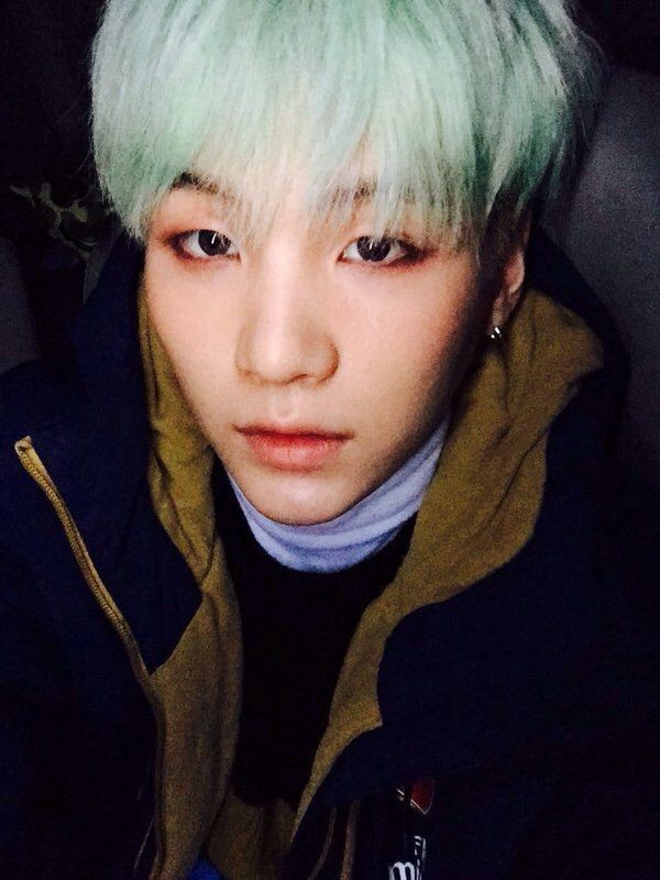 Yoongi with mint hair a thread;