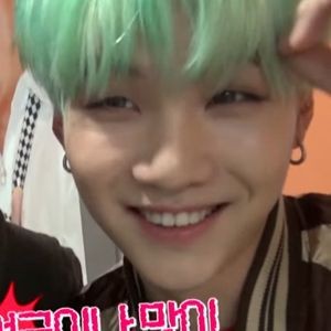 Yoongi with mint hair a thread;