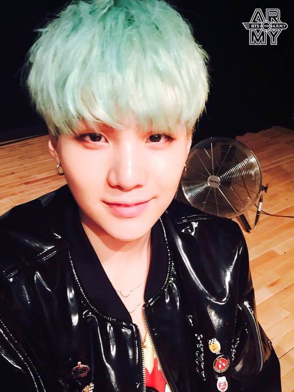 Yoongi with mint hair a thread;