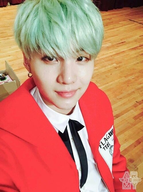 Yoongi with mint hair a thread;