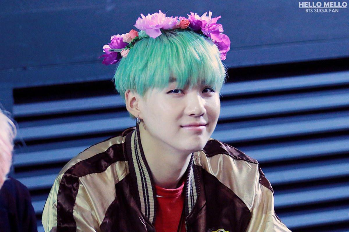 Yoongi with mint hair a thread;