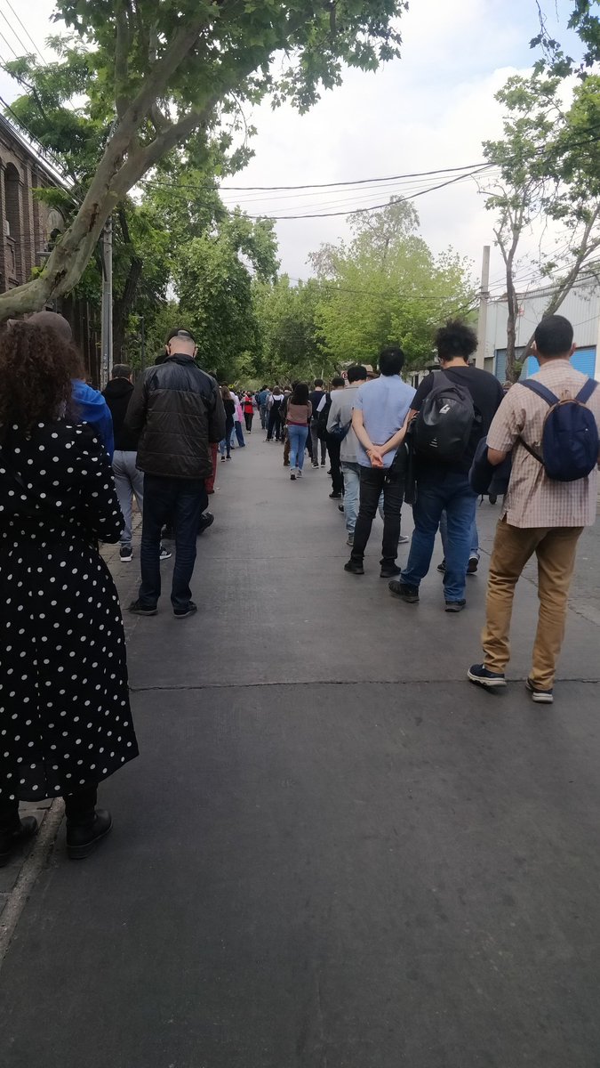 Esperando votar, afuera del Carmela, más gente que la cresta....vamos con todo!!!