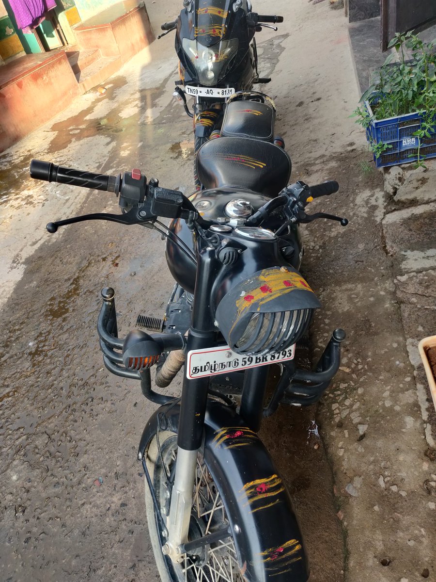 kalicharanMD's tweet photo. அட பாவிகளா நேத்துதான் சர்வீஸ் க்கு விட்டு எடுத்துட்டு வந்தேன்..!! #ஆயுதபூஜை பரிதாபங்கள்..!! #RE500 #Pulsar220 https://t.co/N0IVzsieQ9