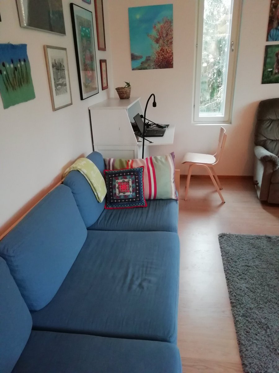 Koronakonttori on vaeltanut paikasta toiseen ja päätynyt tänään olohuoneen nurkkaan. Osaisiko joku täällä kertoa saisiko #clt 'stä tähän väliseinän ilman jälkiä lattiaan?  ja eikö tällaisena aika kannattaisi tuotekehitellä #kotitoimisto ❤️