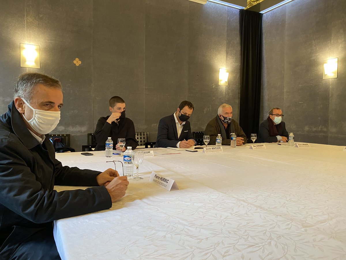 Sanchez_Pascal's tweet photo. Le maire #EELV de #Bordeaux et ses adjoints n’ont visiblement pas de problème à utiliser des bouteilles d’eau en #plastique.

Faites ce que je dis, pas ce que je fais... 

#EnferVert #KhmerVert https://t.co/0X4KfqYn1x