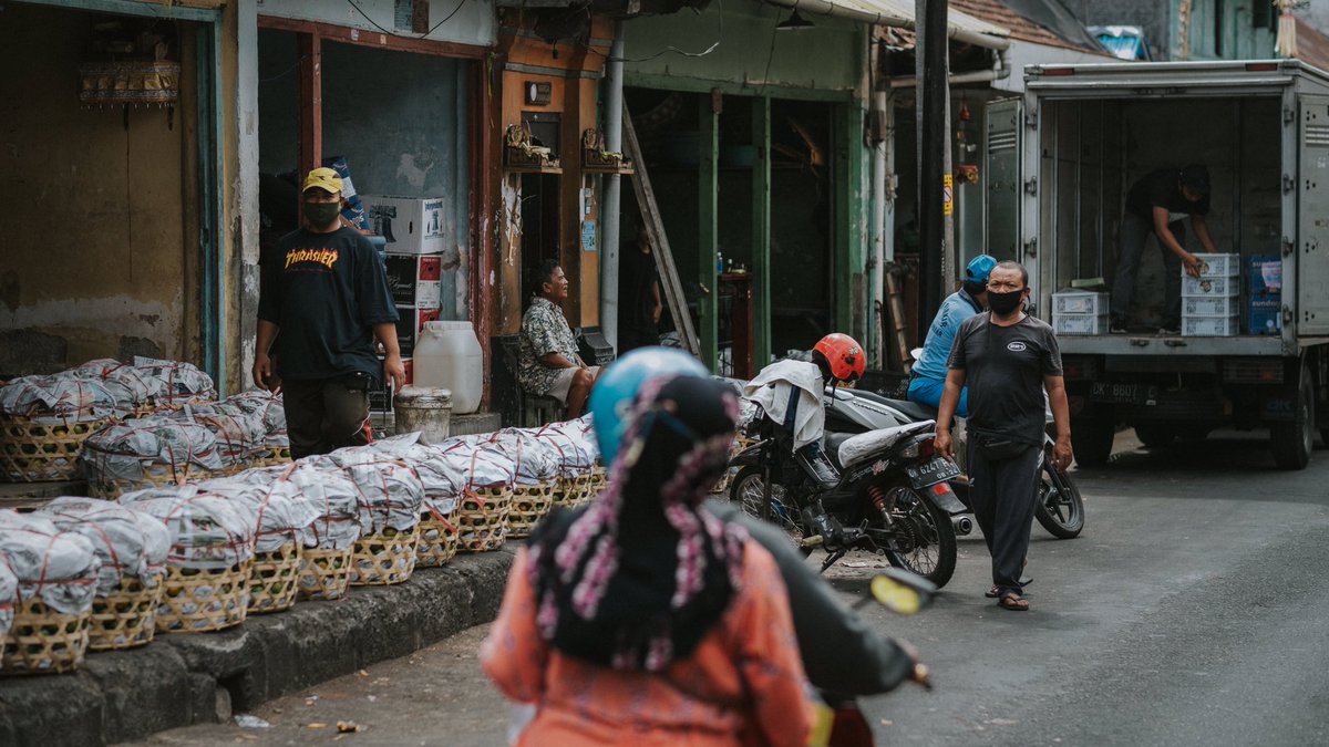 bbrthera's tweet photo. Pasar badung akan selalu menjadi tempat yang asyik untuk berburu.

Waktu itu iseng aja bikin tantangan sendiri dengan thema “Semangat pejuang rupiah dikala plandemic” 😅 

Pasar badung, September 2020
#minggu #streetphoto https://t.co/OPzQ1Kv7Rv