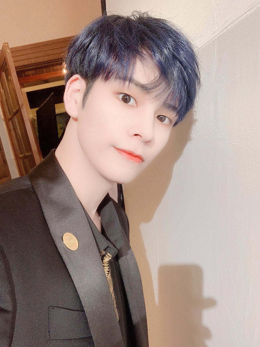 CRAVITY_twt's tweet photo. 러비티 도망가면 안돼ㅎㅎ
나쁜 사람 아니에여☺️
안잡아먹어요 뱀파이어 아니에여🧛🏻
#크래비티 #세림 #블랙루즈 #갬성셂 #광고 https://t.co/BDaFaEqaJ7