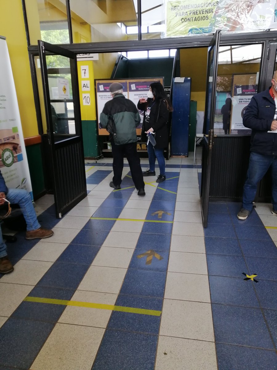 Yerko20Andres's tweet photo. Irregularidades en Escuela Millaray de Temuco.
Servel permitió el ingreso de apoderados del Apruebo y no permite el ingreso de apoderados del #Rechazo. Ya han votado más de 20 personas. Por favor viralizar. https://t.co/eiz4ccELsR