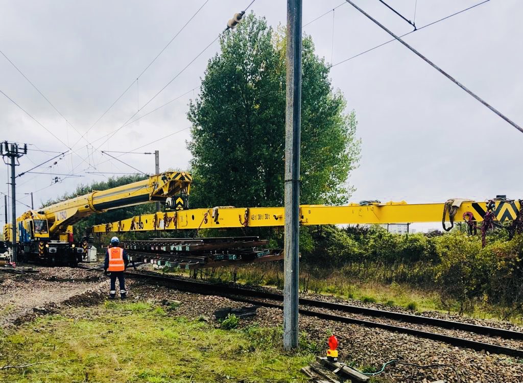 Lenfant28's tweet photo. Opération de régénération d’appareils de voie à Vaires : 2ème week-end en cours pour les agents de l’Infrapôle de Paris Est. Au total, on remplace 22 AdV et on renouvelle 2 voies sur 4 week-ends avec des travaux en semaines @GroupeSNCF @SNCFReseau #LigneP #RERE #infrapoleParisEst https://t.co/xdWZGTBwRi