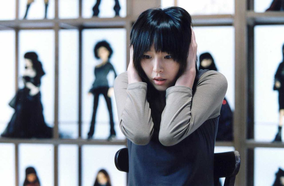 myasianmadness's tweet photo. Recomendación del día: #TheDollMaster (2004).

Plataforma:Ninguna.

Un grupo de jóvenes visita un museo de arte con el objetivo de hacer de modelos para una fabricante de muñecas inquietante. Lo que debe ser un trabajo fácil se convierte en una pesadilla cuando comienzan a morir. https://t.co/P4LHTsPKgo