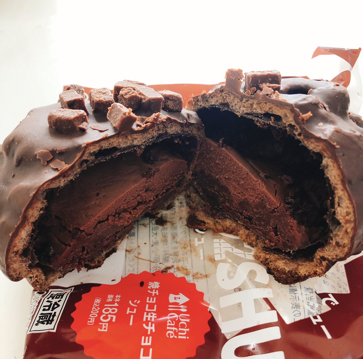 daisukegourmet's tweet photo. 焼きチョコ生チョコシュー@ローソン
チョコ好きにはおススメ🍫
チョコを練り込んだ生地に、生チョコクリームが詰め込まれたチョコだらけのシュークリーム。
チョコレート生地のほろ苦さととクリームの濃厚な味わいがたまりません。
圧倒的なチョコを楽しんでください🍫 https://t.co/Nbwh9nibjV