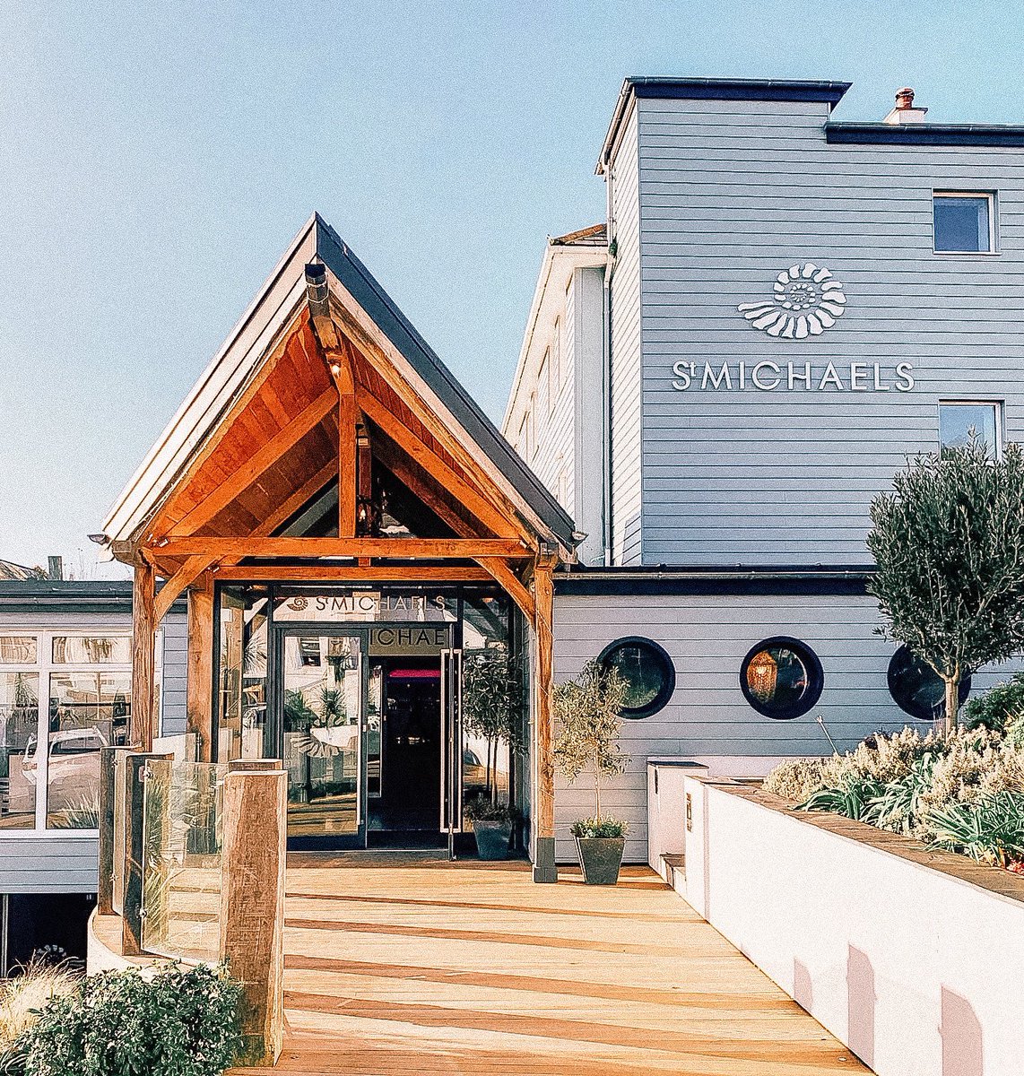 St Michaels Resort (@stmichaelshotel) on Twitter photo No child should go hungry during half term 🍎 If your postcode starts TR11 and your child receives free school meals, get in contact with us at hello@stmichaelsresort.com and our chef will make a packed lunch for your child ✨ #NoChildGoesHungry #MarcusRashford No child should go hungry during half term 🍎 If your postcode starts TR11 and your child receives free school meals, get in contact with us at hello@stmichaelsresort.com and our chef will make a packed lunch for your child ✨ #NoChildGoesHungry #MarcusRashford