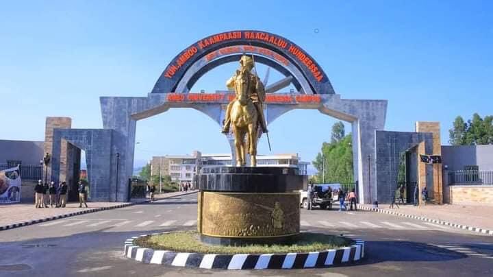 Abbaacabsa's tweet photo. እስካልተዳፈነ - ፍሙ
እስካልተሰበረ - ቅስሙ
እስካልተቀበረ - ስሙ
አይሞትምና - ፀዳሉ
ቢሞት እንኳን - ሞተ አትበሉ።

~ ሎሬት ጸጋዬ ገብረመድ���ን።

#Haacaaluu_Hundeessaa_lives_On ! @RArarssa https://t.co/sVp31mIpAT