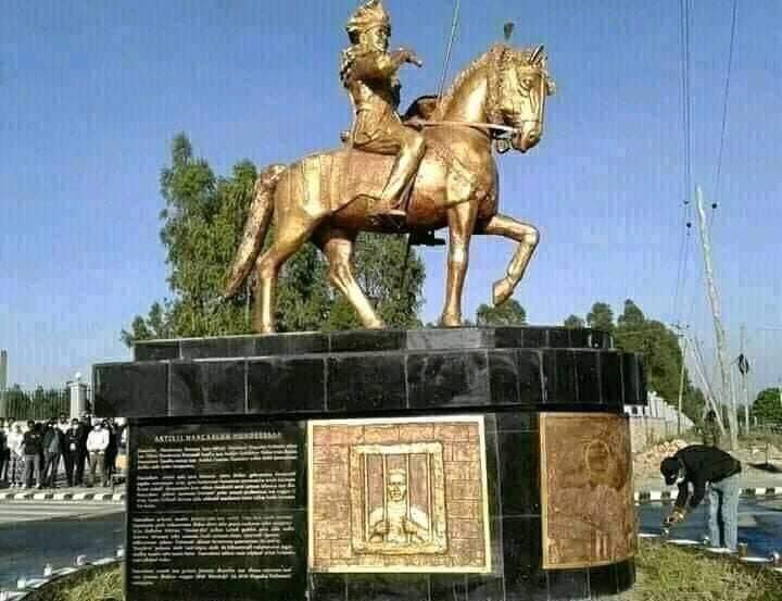 Abbaacabsa's tweet photo. እስካልተዳፈነ - ፍሙ
እስካልተሰበረ - ቅስሙ
እስካልተቀበረ - ስሙ
አይሞትምና - ፀዳሉ
ቢሞት እንኳን - ሞተ አትበሉ።

~ ሎሬት ጸጋዬ ገብረመድ���ን።

#Haacaaluu_Hundeessaa_lives_On ! @RArarssa https://t.co/sVp31mIpAT