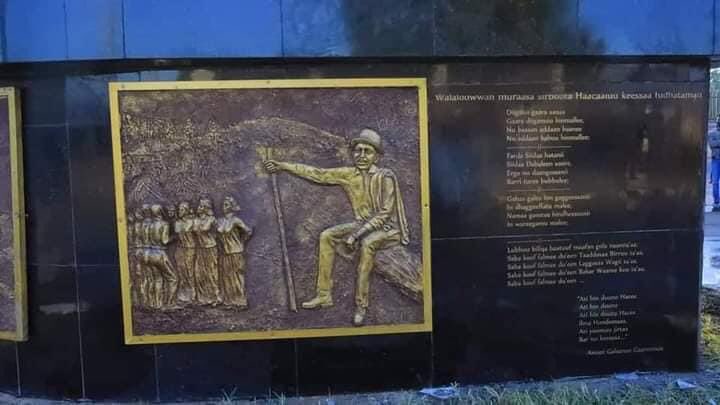 Abbaacabsa's tweet photo. እስካልተዳፈነ - ፍሙ
እስካልተሰበረ - ቅስሙ
እስካልተቀበረ - ስሙ
አይሞትምና - ፀዳሉ
ቢሞት እንኳን - ሞተ አትበሉ።

~ ሎሬት ጸጋዬ ገብረመድ���ን።

#Haacaaluu_Hundeessaa_lives_On ! @RArarssa https://t.co/sVp31mIpAT
