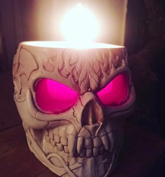 SpiralDirect's tweet photo. Lurking in the shadows, this gothic skull emerges, illuminated in the darkness from its own brooding flame☠️🕯️
📷katie.olivia92

#SpiralDirect #gothic #gothicskull #skull #skulls #gothichome #gothicdecor https://t.co/SenSXZxDTF