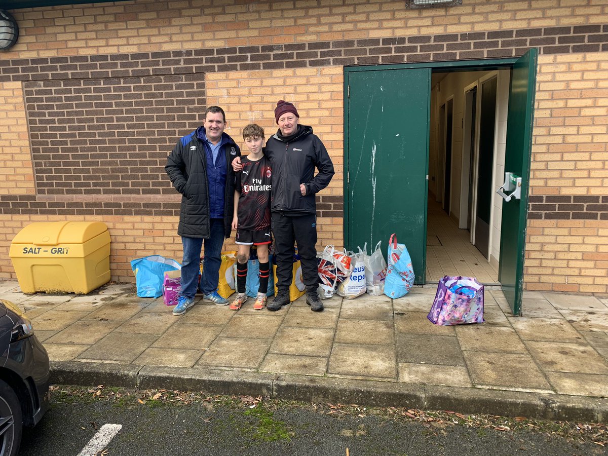 milan_afc's tweet photo. Well done to our lads and parents for pulling out a hefty haul of food parcels.

Thanks @BellevaleJunior for organising.

@MarcusRashford https://t.co/pyvPzXJh7X
