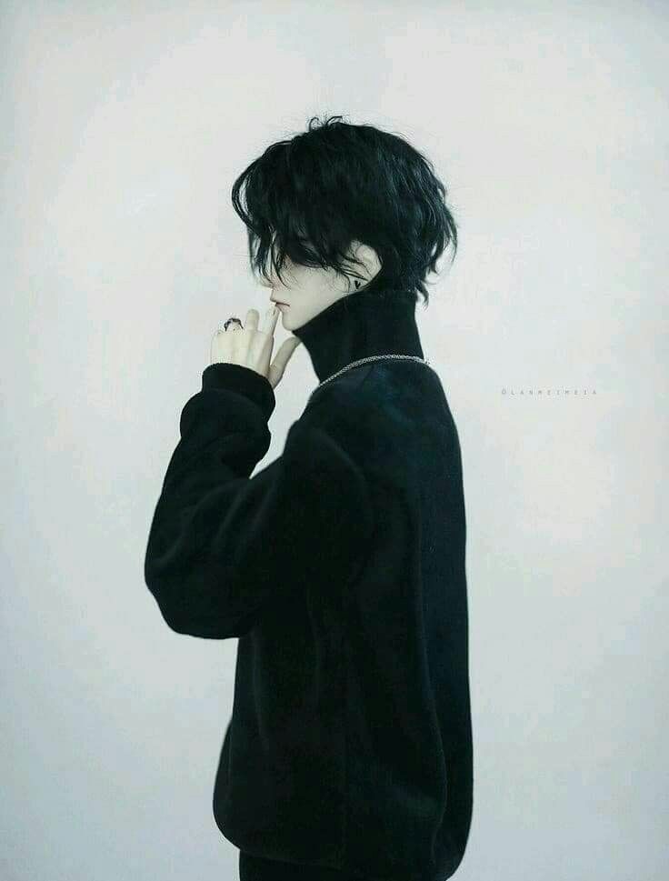 هل ياترى باستطاعتنا إيجاد انفسنا
حين يثقلها ويتراكم عليها الغبار وتختفي معالمها
لذا اسعى جاهداً لتعرف من أنت سؤال يبدو بظاهره بسيطاً
ولكن قد يصمت العقل والقلب لحظات لسؤال يلامس عمق الذات الإنسانيه بكل تفاصيلها
سؤال يستحق أن نمضي أنصاف أعمارنا لأجل الإجابه عنه
#ملاذ_الروح