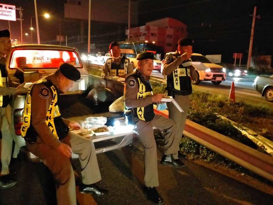 fm91trafficpro's tweet photo. 25 ตุลาคม 63 เวลา 19.20 น.ถนนมิตรภาพ ขาเข้ากรุงเทพฯ จราจรหนาแน่นเต็มพื้นที่ เจ้าหน้าที่เปิดช่องทางพิเศษ ช่วง กม.36 ตำรวจทางหลวงนครราชสีมา พร้อมดูแลประชาชนเต็มที่ อาหารมื้อค่ำวันนี้ ก็อยู่ข้างทางเหมือนเคย เป็นกำลังใจให้พี่น้องคนเดินทางครับ #FM91 https://t.co/wZ84t9XzHU
