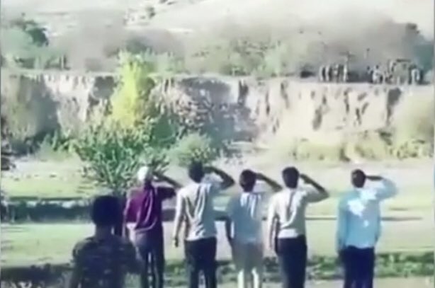“Biz vətən aşiqi, 
yoxdur qorxumuz, 
Azərbaycana qurbandır canımız, vətən bizə ana, 
biz əsgərik ona”  

Cənubi Azərbaycanlı qardaşlarımızdan  əsgərlərimizə dəstək. 
Qarabağ Azərbaycandır ! 🇦🇿