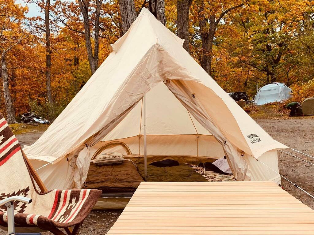 Zuyan 夫婦キャンプブロガー Geテント内部 分かってはいたがワンポールテント特有の真ん中のポールは邪魔 だけどもいい感じにオシャンな感じがする 十和田湖 宇樽部キャンプ場 夫婦キャンプ ニュートラルアウトドア Geテント Geテント3