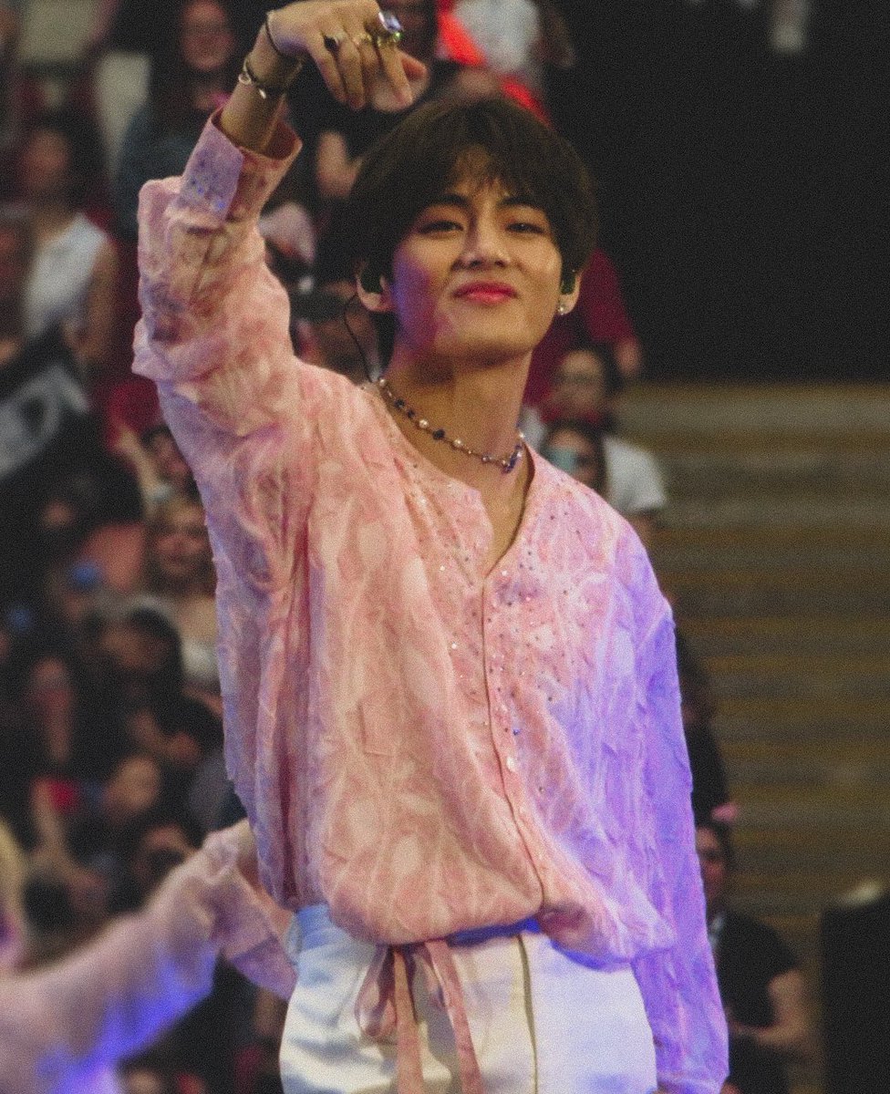 archivefortae's tweet photo. kim taehyung, 25, the most beautiful work of art. https://t.co/Wo8Xudbvio
