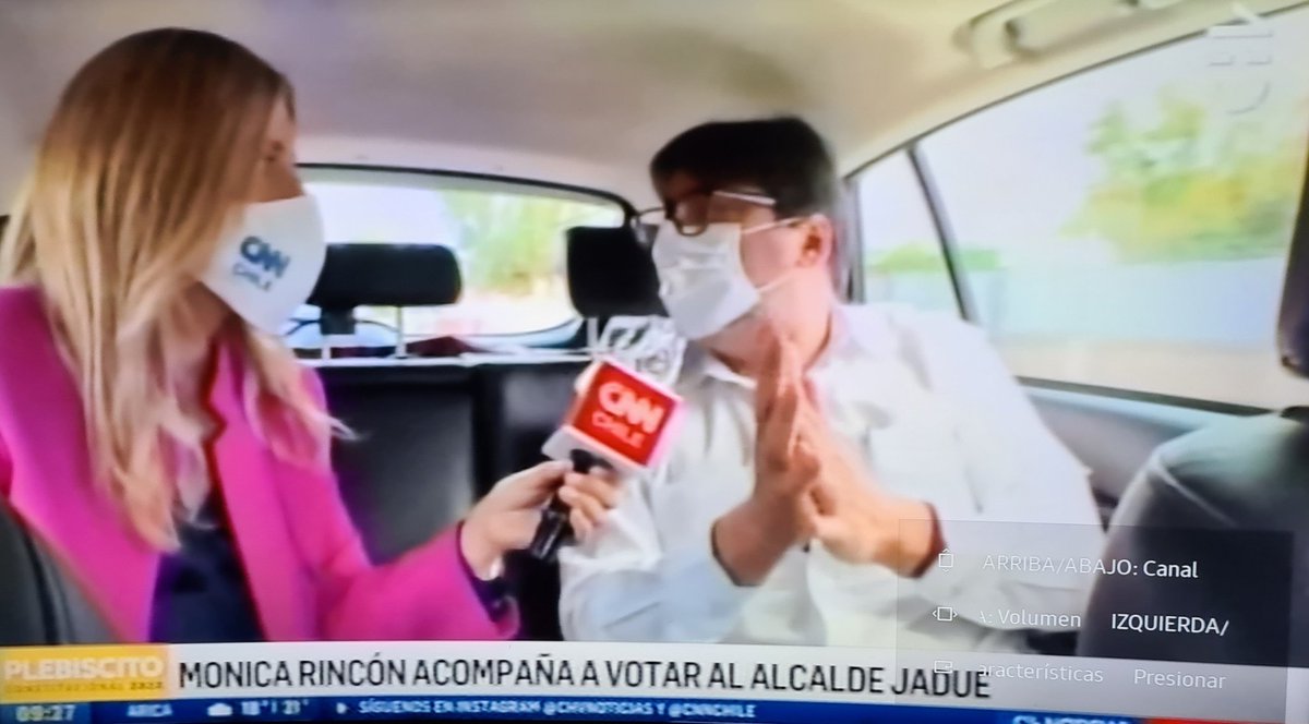 CastTroySch's tweet photo. Alcalde Jadue concurre a votar con chofer, periodista M. Rincón y en automóvil del pueblo con tapiz de cuero😂😂👇🏻 https://t.co/Kwi0m3qRLG