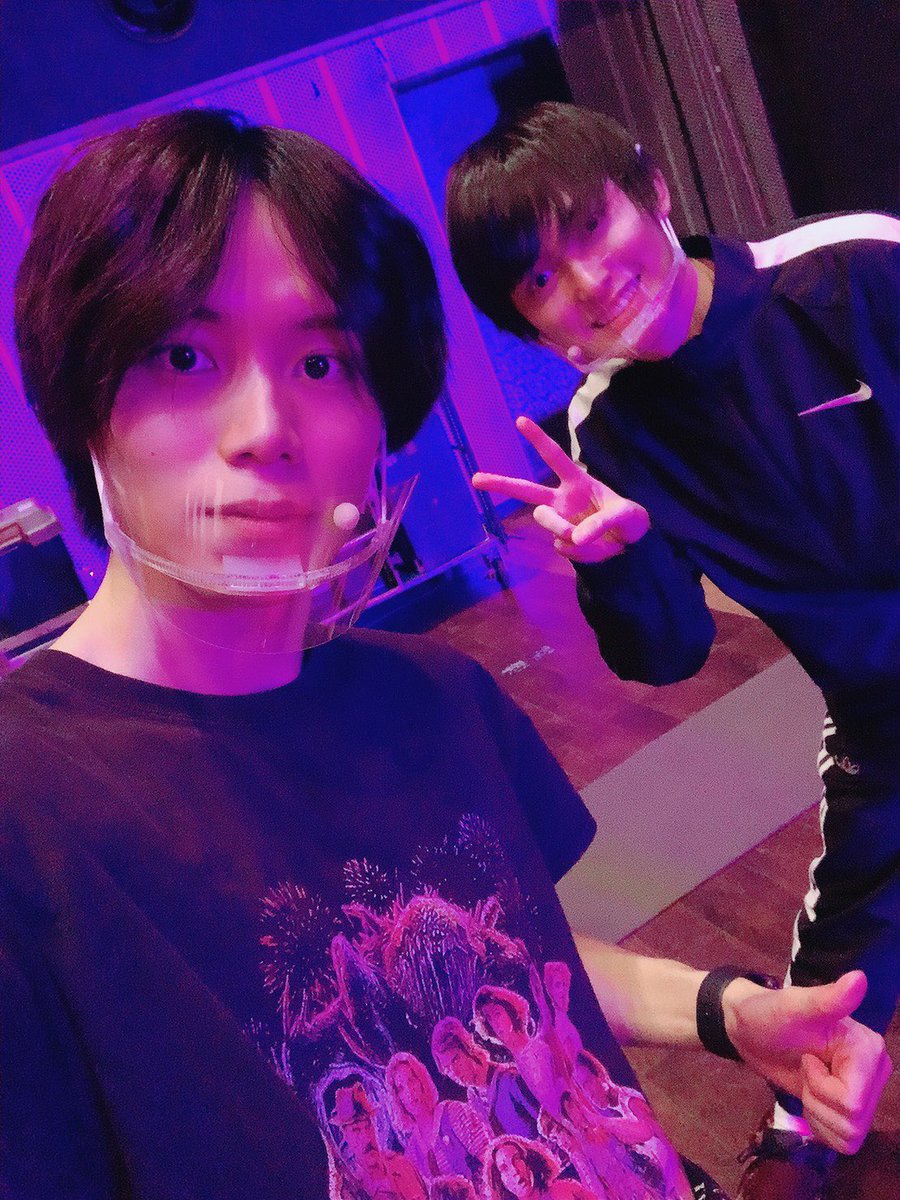 matsu0801ken's tweet photo. 『ミュージカル封神演義』
初日終わりました！
初めての2.5次元、しかもミュージカルで稽古からずーっと緊張しっぱなしでしたが…
いざ幕が上がると楽しかったなぁ。
ただ修正すべき点は修正して
もっと素敵な姫発になれるように頑張ります！

写真は誕生日の天化役のまさきくんと。 https://t.co/tq4ND5AUSD