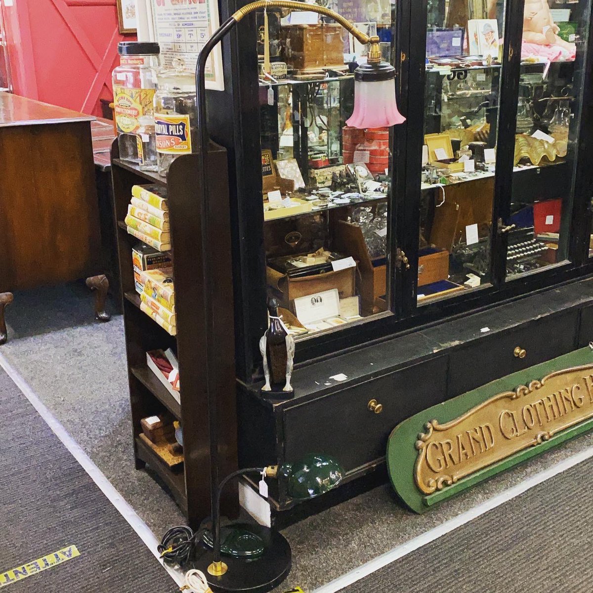 astraantiques's tweet photo. Glorious 1900’s floor lamp with cranberry glass. #cranberryglass #factorylamp #floorlamp #bakelite #interiors #periodfloorlamp #astraantiquescentre #hemswell #lincolnshire https://t.co/QpdzdYIJvo