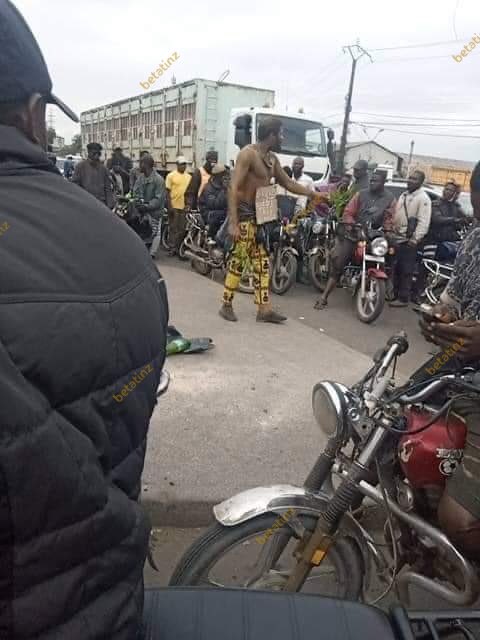 beta_tinz's tweet photo. A disgruntled youth was spotted in the early hours of today at Ndokoti, Douala protesting with a board hanging from his neck which read ”6 children are too much” in French. https://t.co/k3tQmlChYt